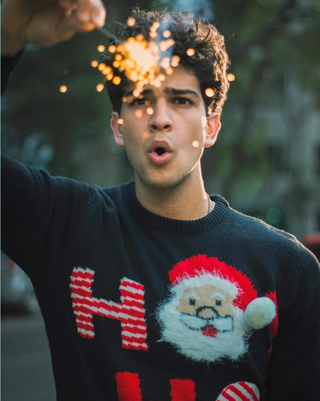 ¿Qué acostumbrabas hacer durante tus fines de semana? Salgo con los amigos y voy a clases de canto.