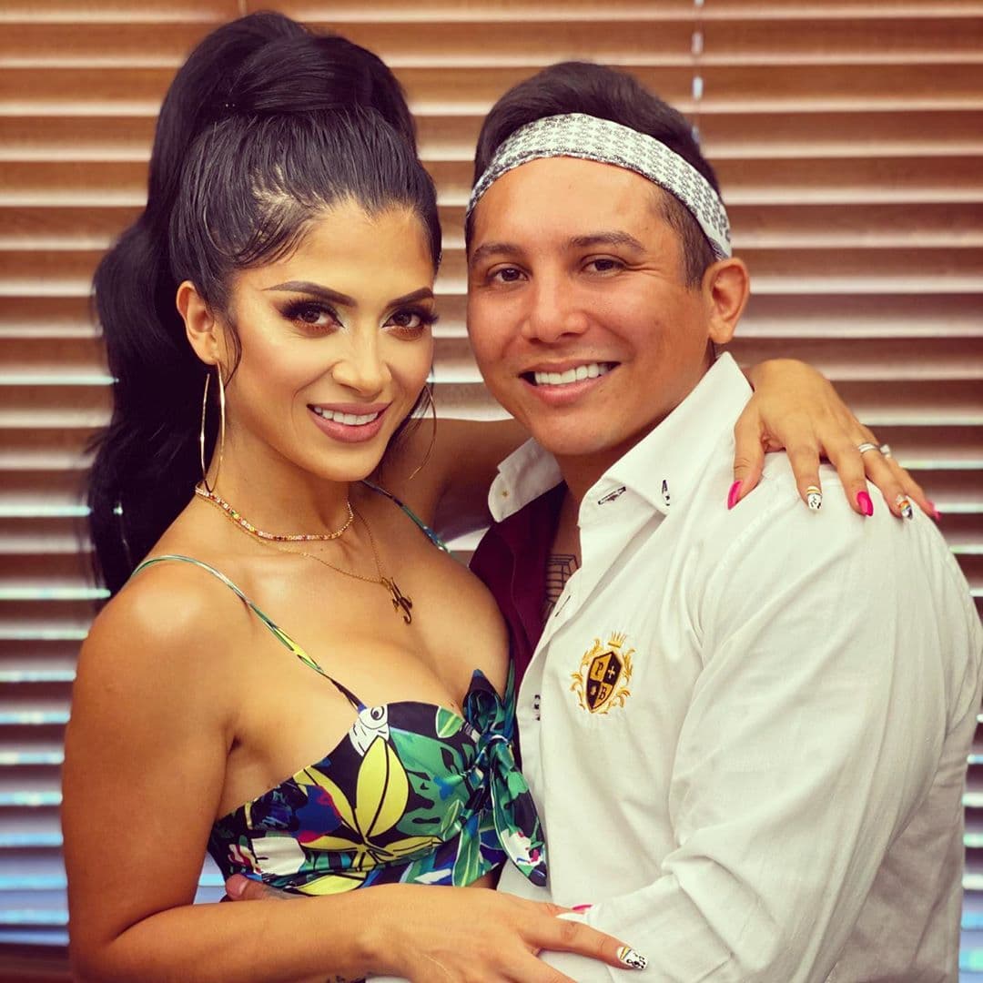 Mientras Kimberly Flores impacta con look de rubia, Edwin Luna sorprende vestido de mujer