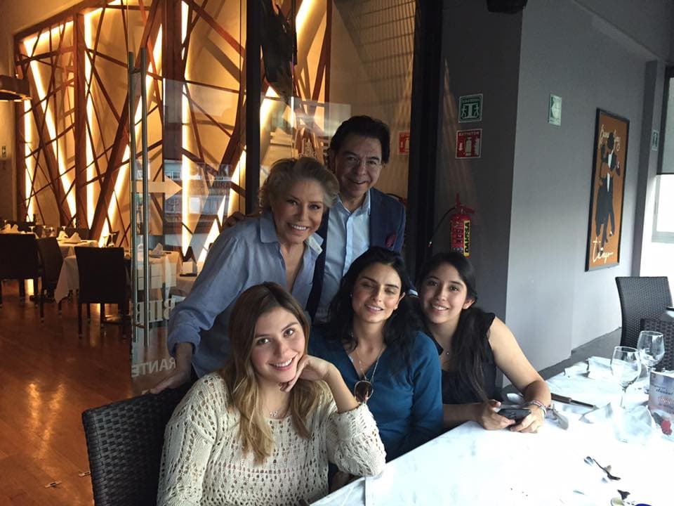 Es común que Aislinn Derbez comparta fotografías al lado de algún miembro de la familia Derbez, pero pocos conocen quiénes son la mamá, el padrastro y las medias hermanas de la actriz.