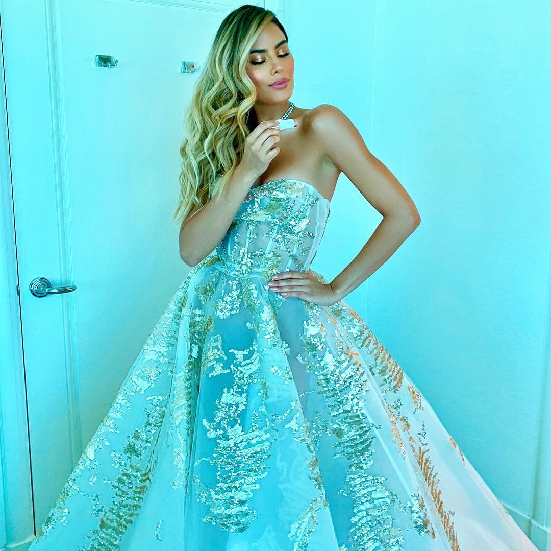 Ariadne Gutiérrez lució como toda una princesa con un atuendo strapless y falda amplia de la marca Nicole + Felicia Couture.