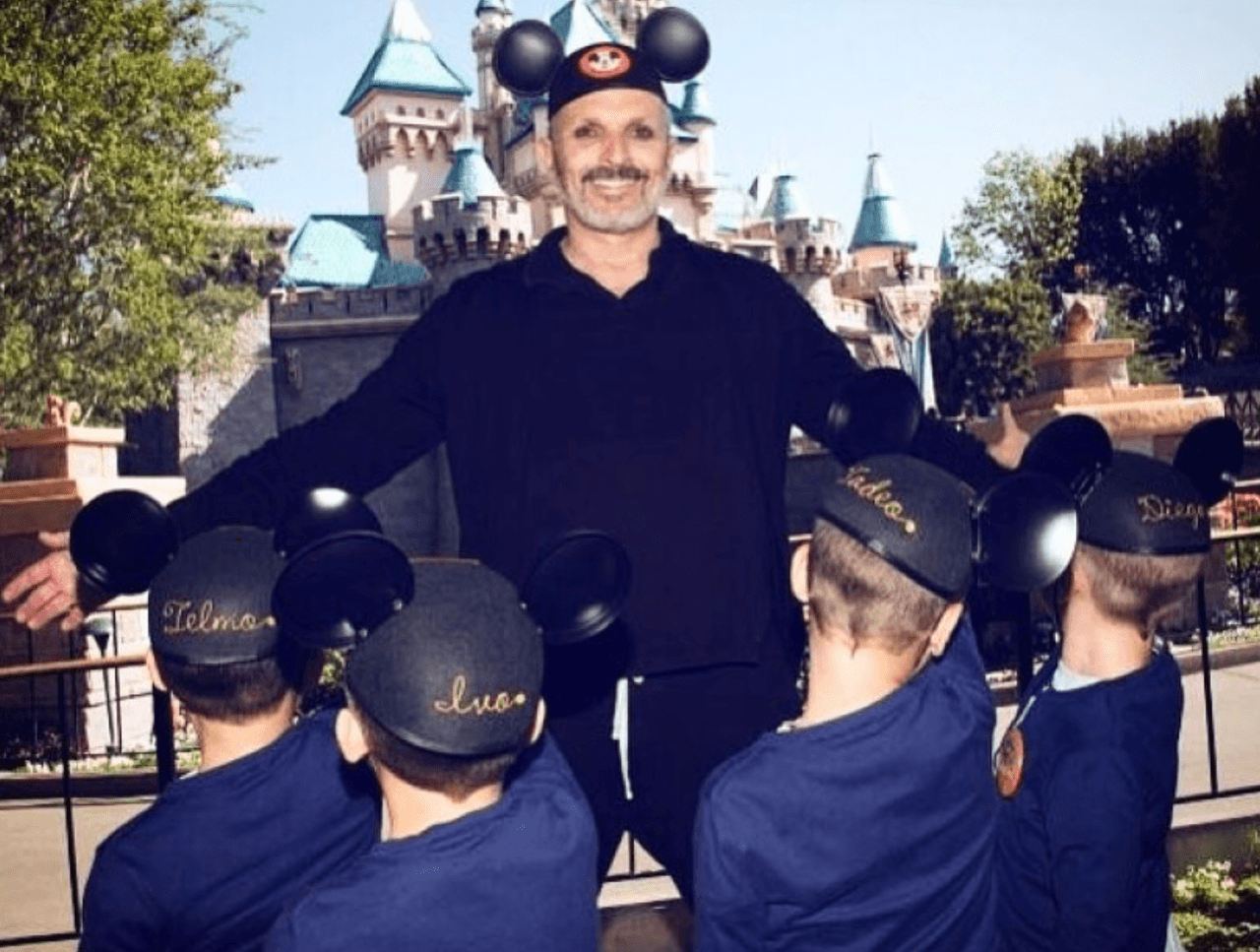 <b>Miguel Bosé </b>es uno de los famosos que cuida mucho la privacidad de sus cuatro hijos, dos pares de mellizos. Telmo, Ivo, Diego y Tadeo no aparecen mucho en las redes sociales de su padre de 64 años de edad. El cantante español recurrió a la gestación subrogada en Estados Unidos para ser papá, de acuerdo con la revista Hola. Se desconoce la edad exacta de los pequeños, que es menos de 12 años, pero entre cada par de niños se llevan solo 7 meses de diferencia.