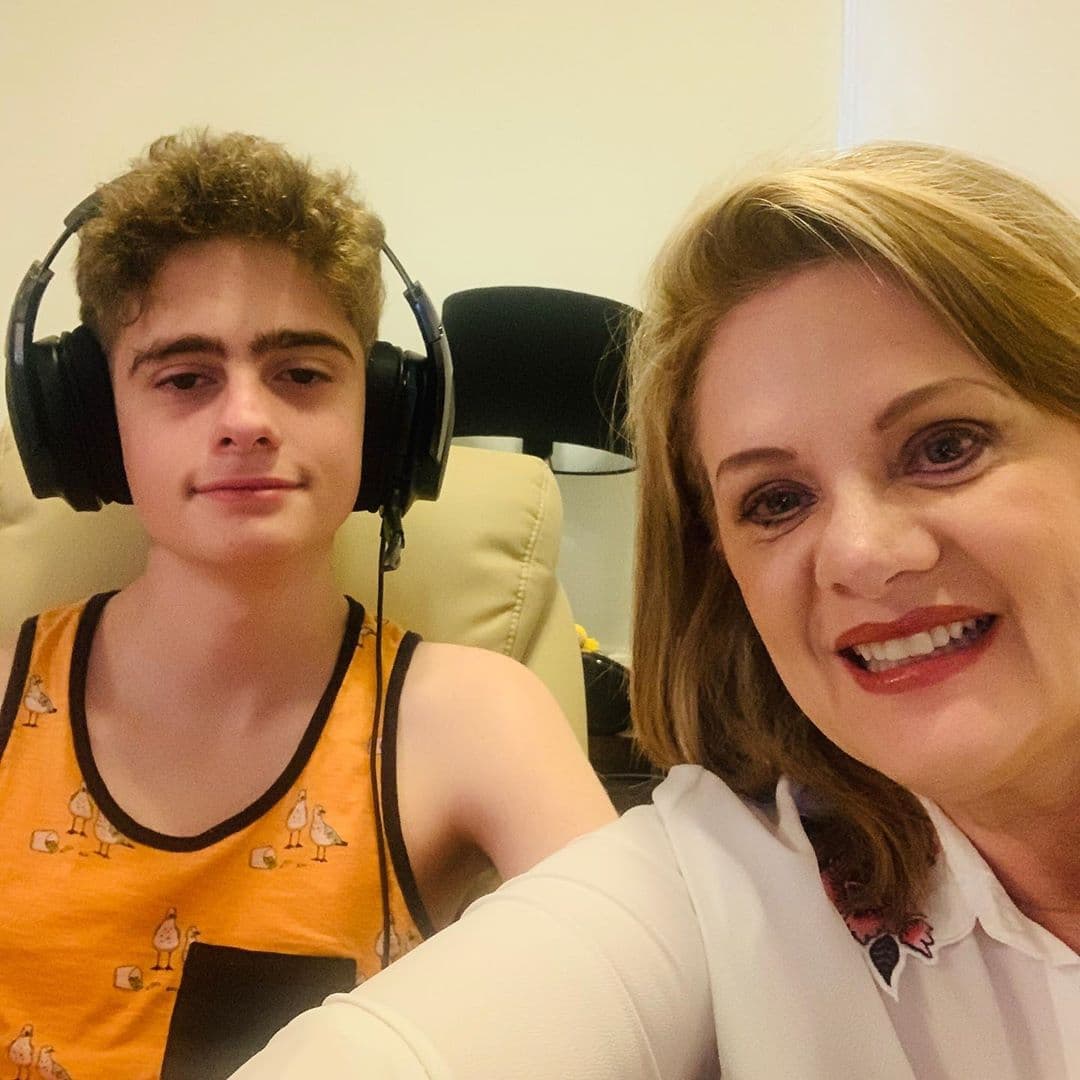 Erika Buenfil compartió una serie de fotografías para recordar a su mamá y felicitar a su hermana. Además, publicó una fotografía junto a su hijo Nicolás, precisando que festejarían desde casa. “Así el día. Con mi hijo hermoso. #desdemicasa disfruten”, dijo.