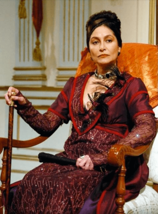 Diana Bracho como Doña Juana Arellano vda. de Manrique