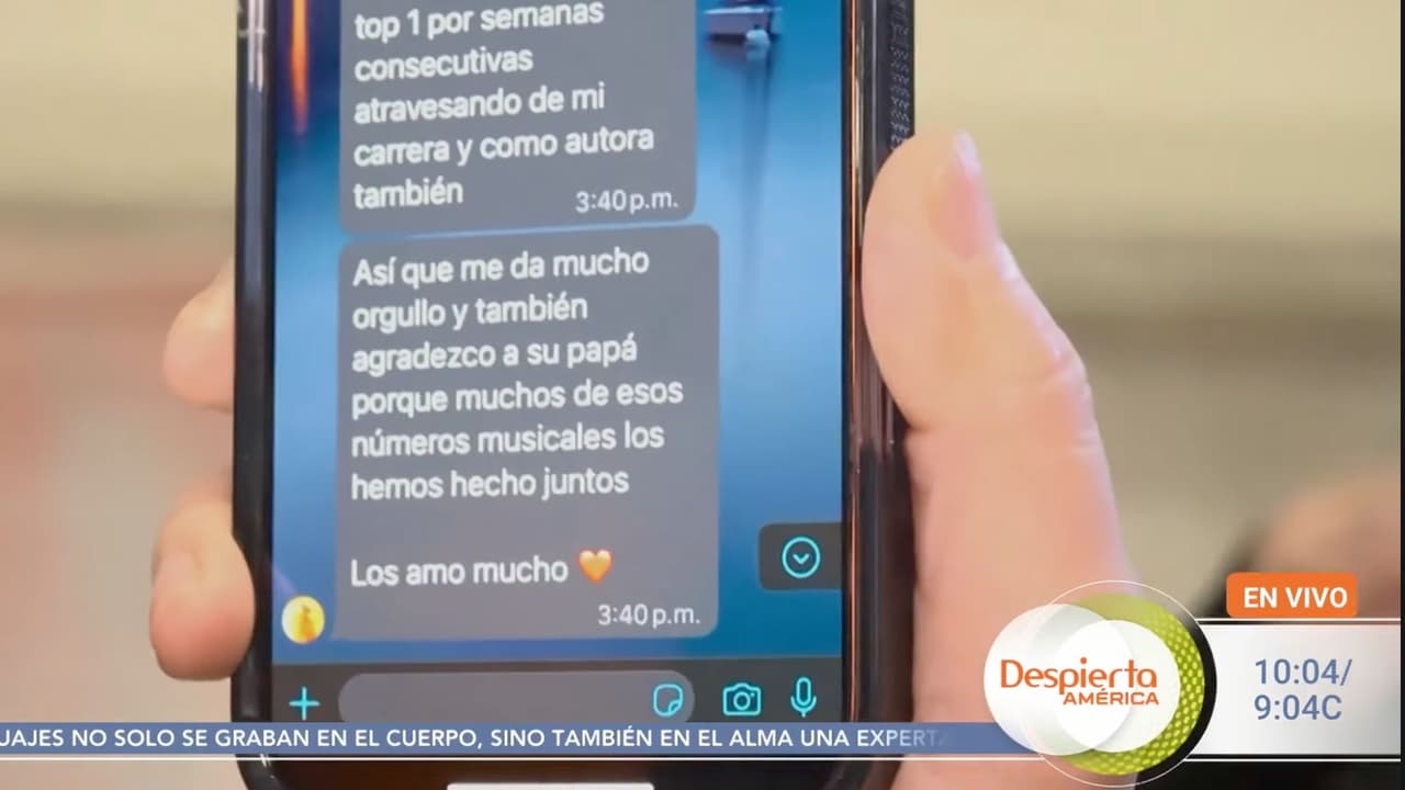 Cruz Martínez muestra mensajes de Alicia Villarreal.