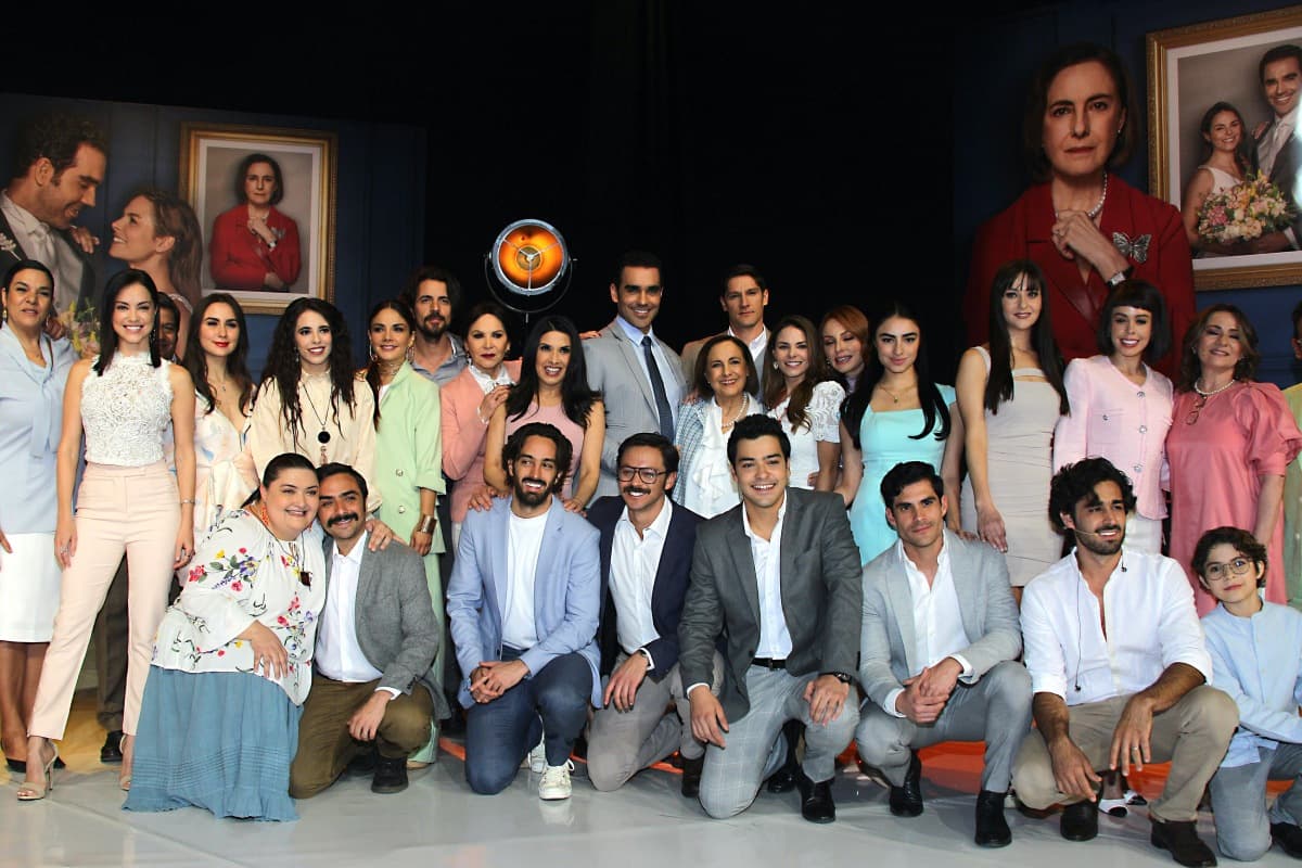 Julia Urbini y Francisco Pizala muestran su amor en redes sociales