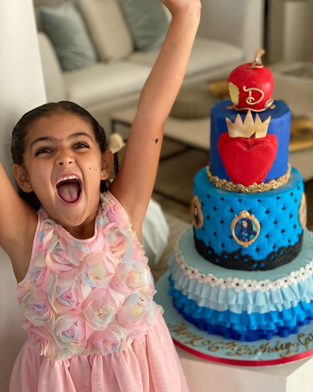 Horas después, Jacqueline Bracamontes presumió en otra publicación la reacción que tuvo Carolina al ver el pastel de tres pisos que su mamá le mandó a hacer con un diseño especial del personaje de ‘Evie’ de Descendientes.