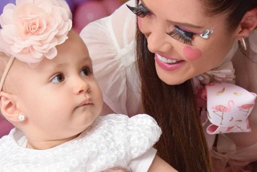 Sin embargo, lo que más llamó la atención fue el mensaje que su exesposo George Seely le dedicó a su hija en una de las publicaciones. “Feliz cumpleaños a mi hermosa Bella. Dios te bendiga mi amor”, precisó el australiano.