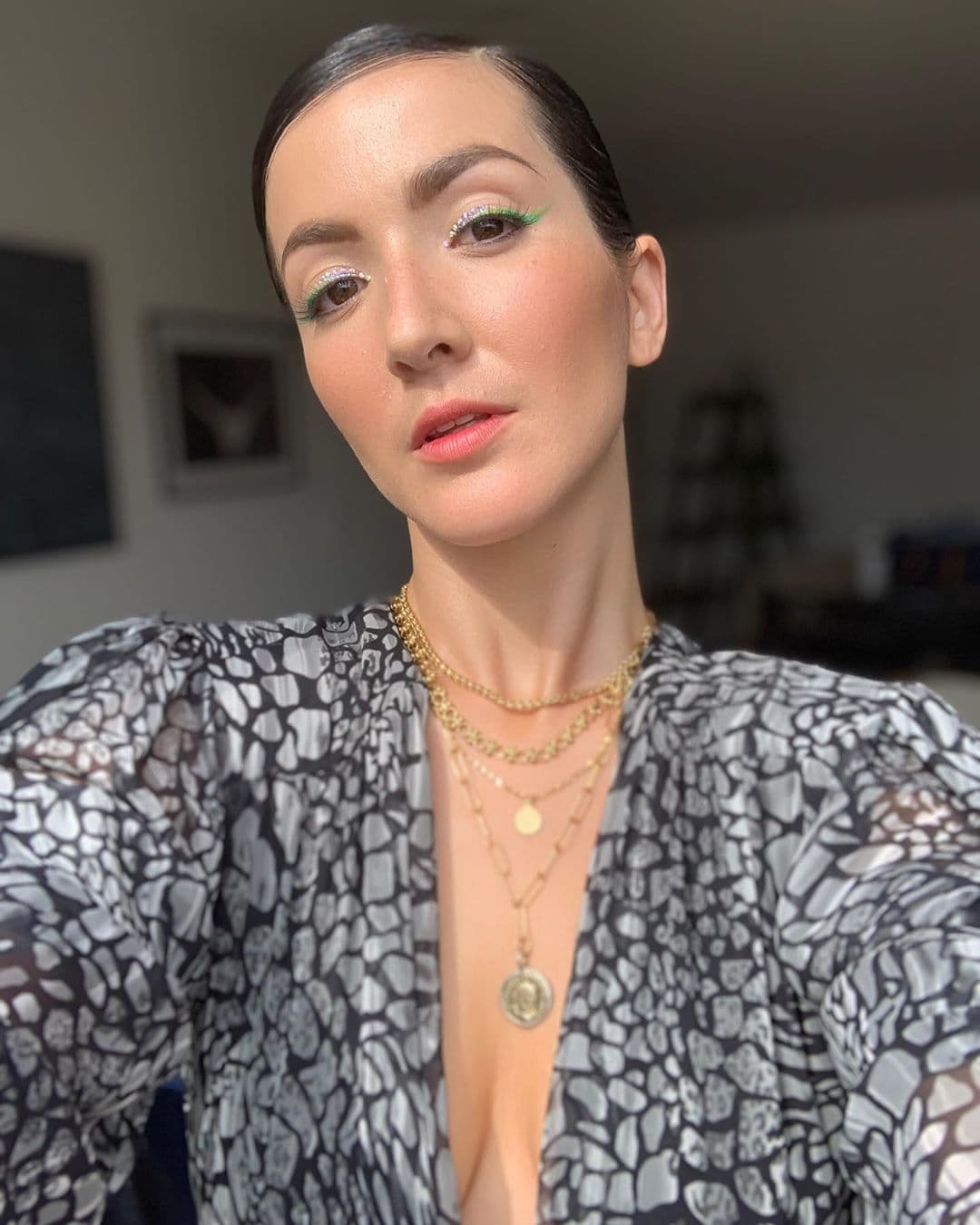 Eréndira Ibarra siguió este mandamiento para uno de sus looks, optando por combinar delineador verde con brillos de colores iridiscentes.