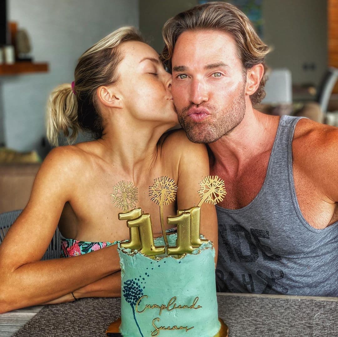 Sebastián Rulli destapa que no es fácil ver las escenas de beso que protagoniza Angelique Boyer