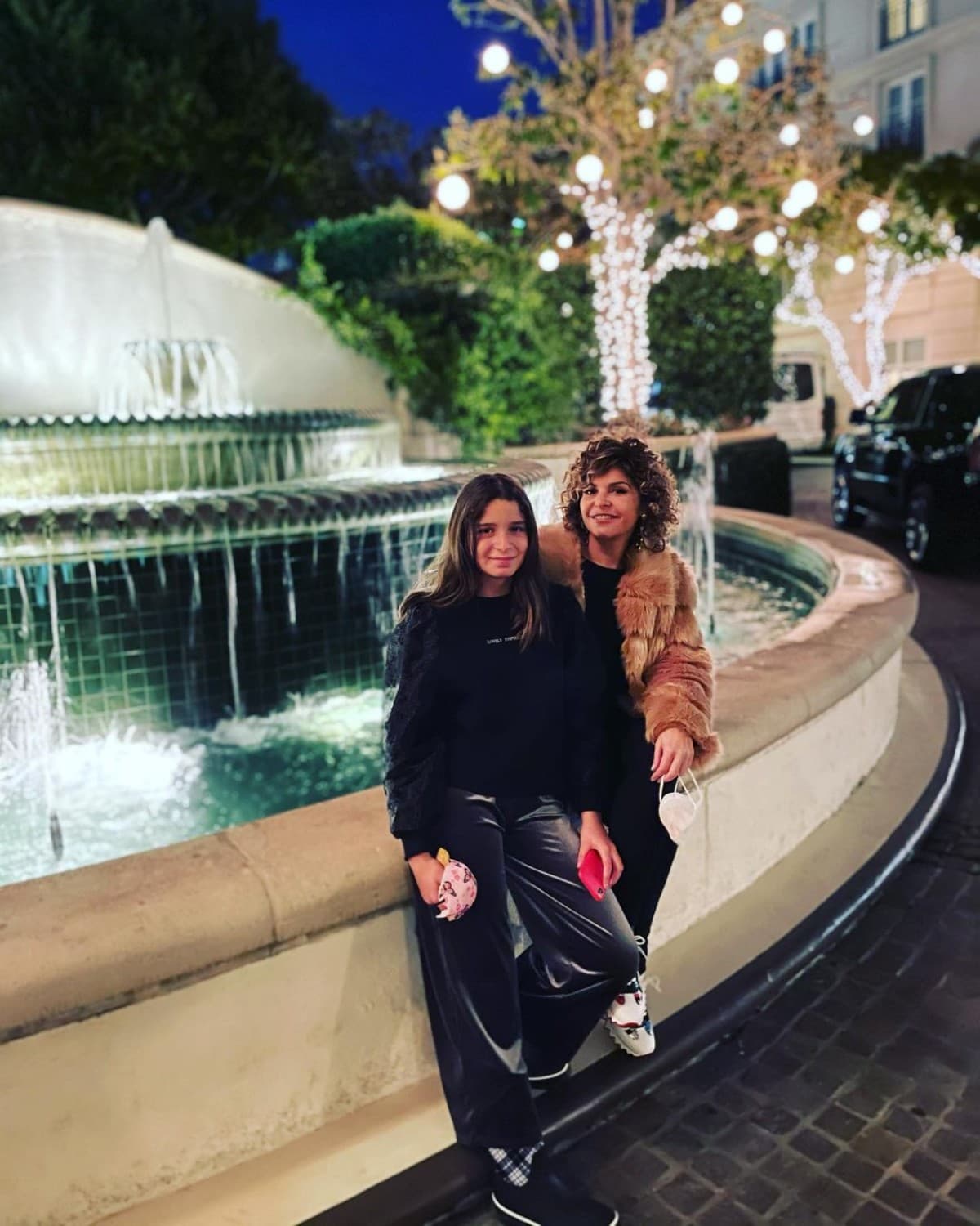 Aunque la pequeña, de hoy 13 años, lleva una vida alejada del escrutinio público, su mamá sí comparte constantemente fotos de ella en redes sociales.