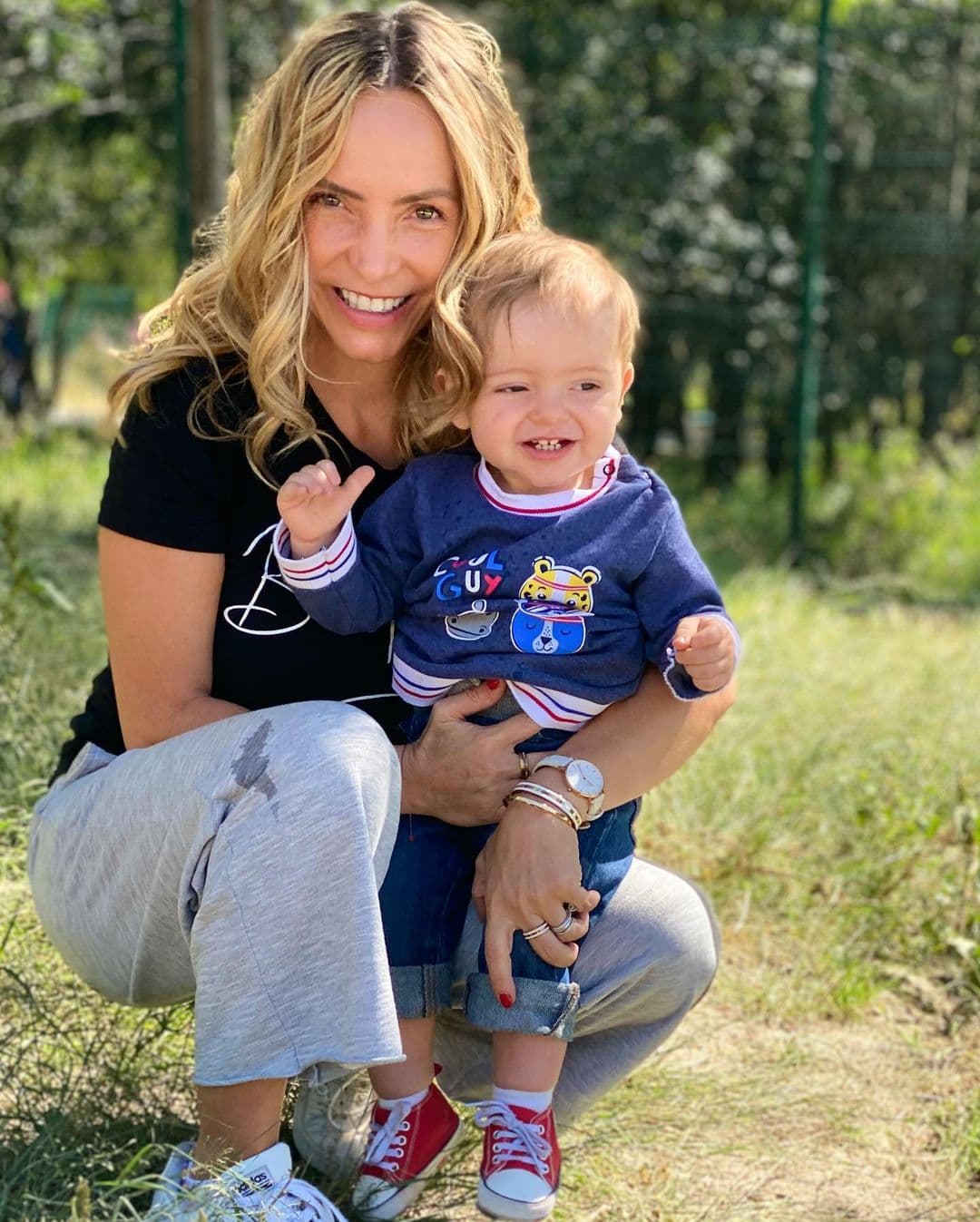 Erika Zaba le dio la bienvenida a su hijo el 3 de noviembre de 2019, fecha desde la que ha convertido su cuenta de Instagram en un álbum fotográfico. Emiliano ha logrado sorprender a los fans de la cantante por su carisma.