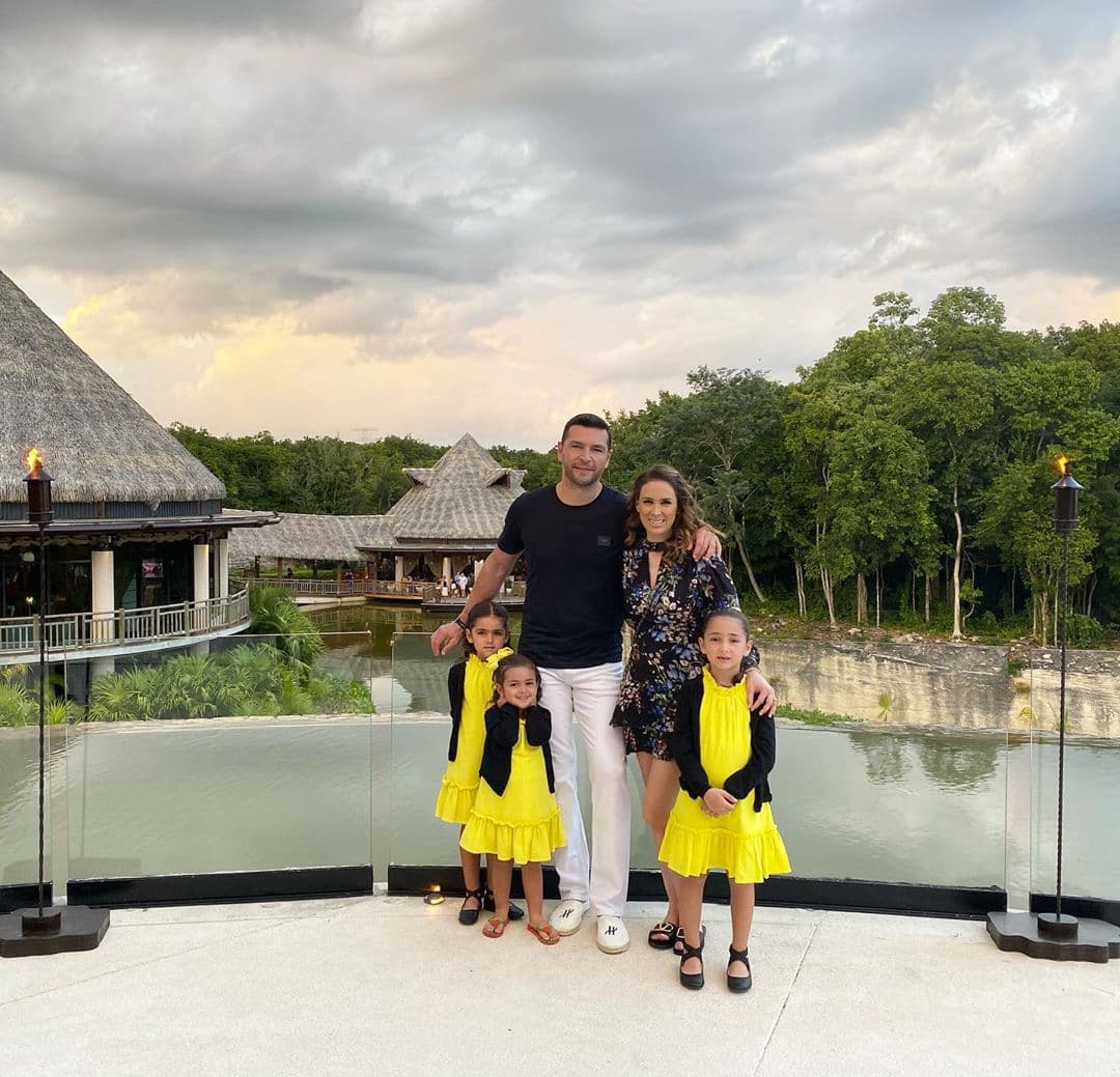 El fin de semana, Jacky Bracamontes se fue con toda su familia a las playas de la Riviera Maya, donde disfrutó del buen clima del destino turístico y también dejó ver cómo luce tras someterse a una cirugía plástica hace mes y medio.