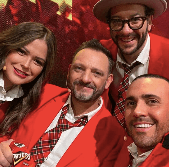 “Recordamos uno de los fenómenos musicales más importantes del mundo entero, el fenómeno RBD está en ‘Me Caigo de Risa’”, anunció Faisy al inicio del programa.