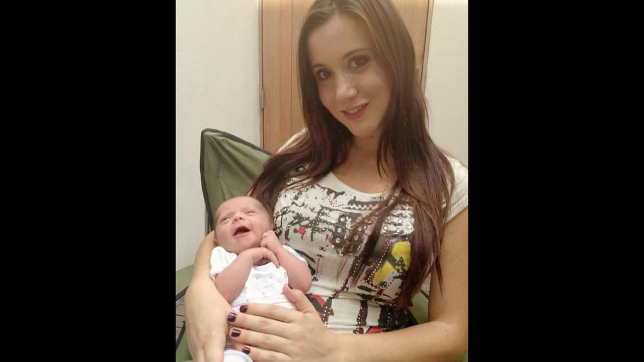 Mariazel junto a su hija Laia a unos días de que naciera