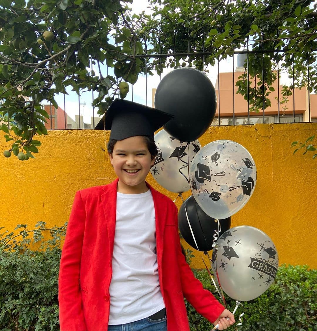 Aunque sigue con su carrera de actor, desde que terminó las grabaciones de ‘Ringo’ se ha enfocado en sus estudios y recientemente se graduó del sexto grado, hecho que también mostró en redes sociales.