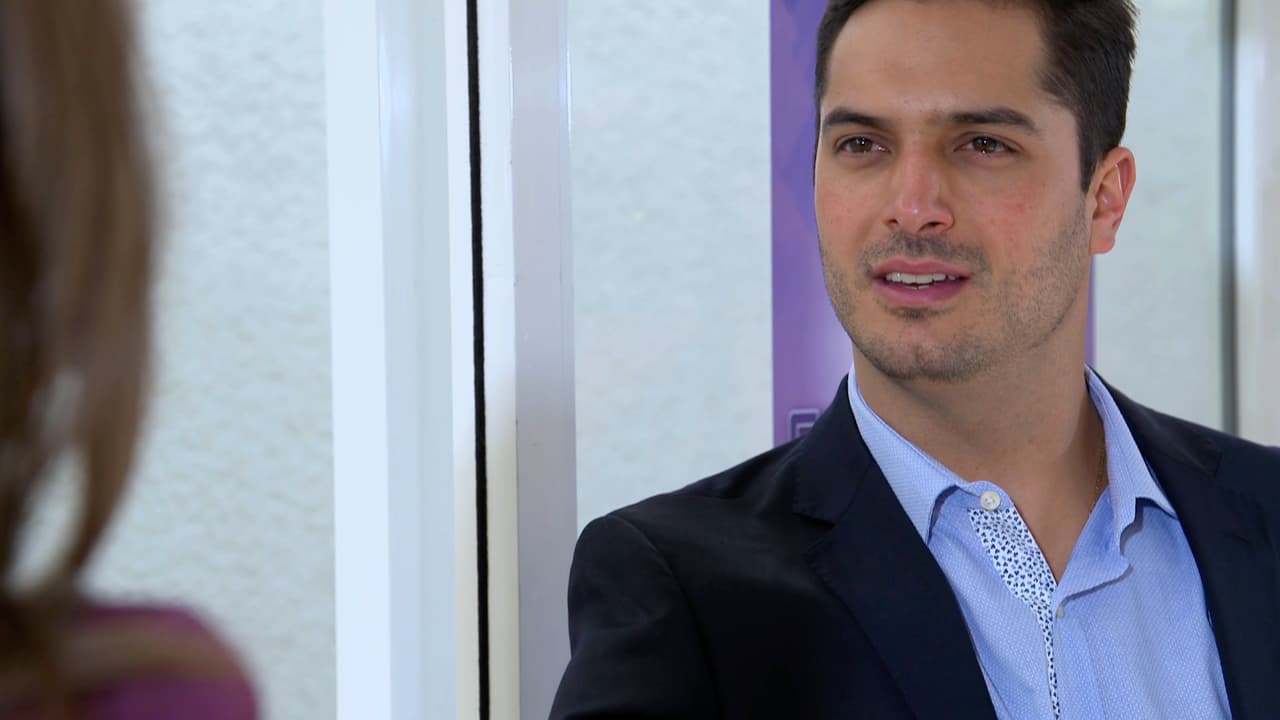 El primer día de su nuevo trabajo ella se tropieza con Alonso y surge el amor a primera vista.