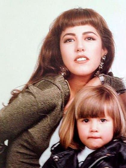 Aunque madre e hija no han emitido una postura oficial sobre lo que retrata de su familia la serie, sí que se han manifestado en redes sociales con mensajes que, la audiencia, relaciona con el estreno de la nueva temporada de la serie: "A veces hay que permitirle al tiempo y a la vida, ponerlo todo en su lugar”, compartió hace unos días Stephanie Salas.