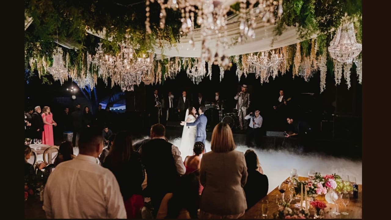 Yuridia también mostró a sus seguidores una fotografía del primer baile que hicieron ya como marido y mujer.