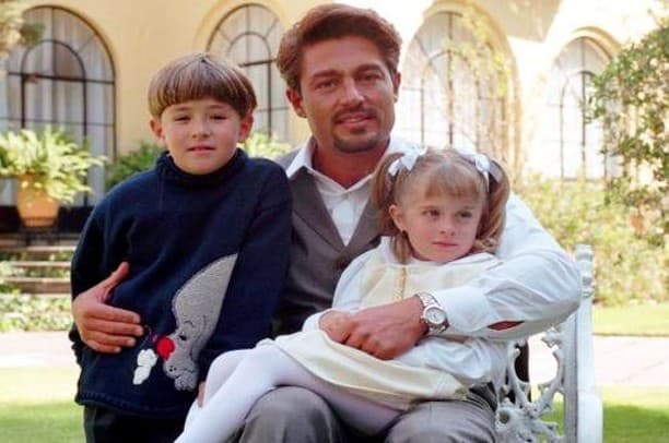 ‘Carlitos’ y ‘Lisette’ eran los hijos de ‘Carlos Daniel Bracho’, papel de Fernando Colunga. Los pequeños fueron interpretados por Sergio Miguel y María Solares respectivamente.