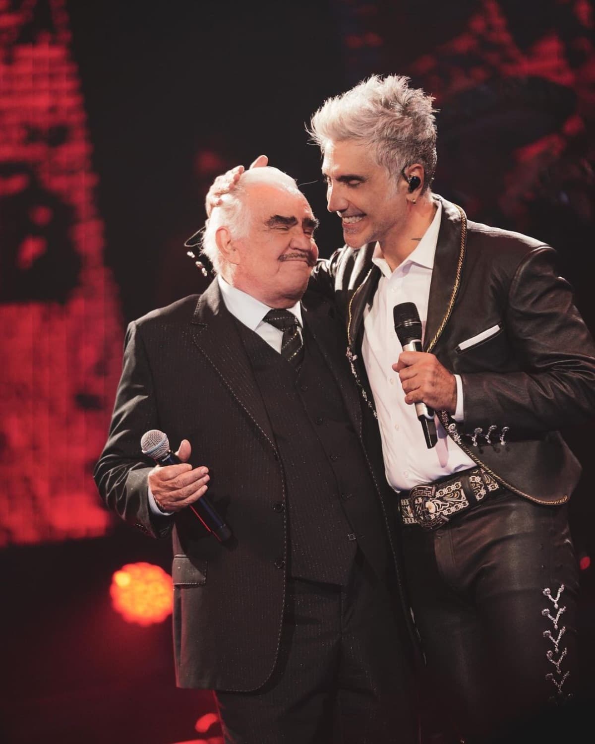 Alejandro Fernández provoca lágrimas al recordar a Vicente Fernández con estremecedor video