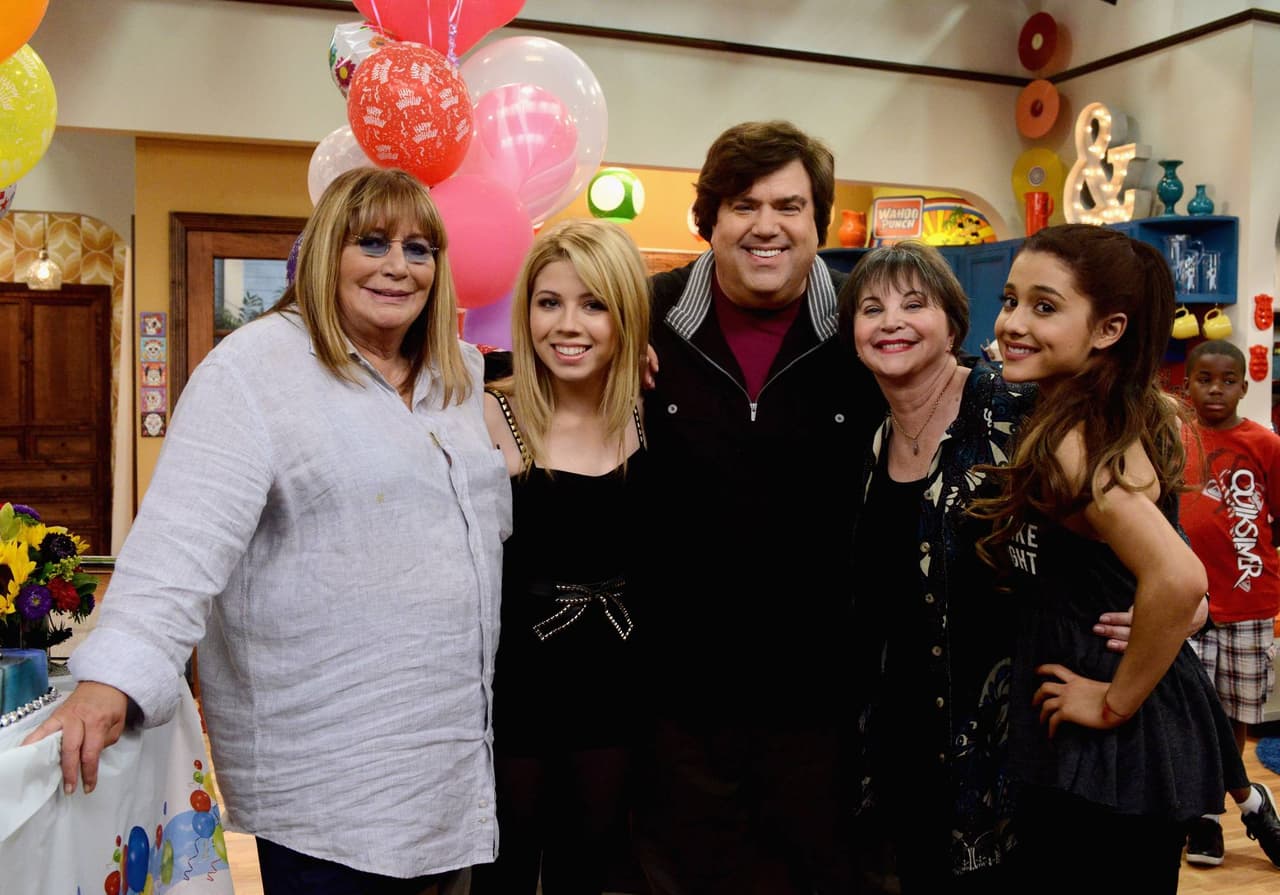 Dan Schneider junto a Jennette McCurdy y Ariana Grande en 'Sam & Cat' en junio de 2013.