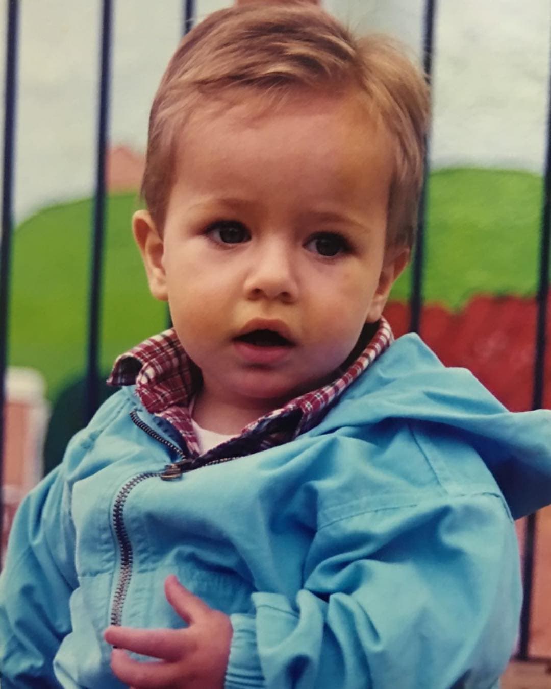 También tiene su lado sensible, pues ha participado en la creación de campañas humanitarias. Mira aquí cómo lucía siendo un pequeñín.