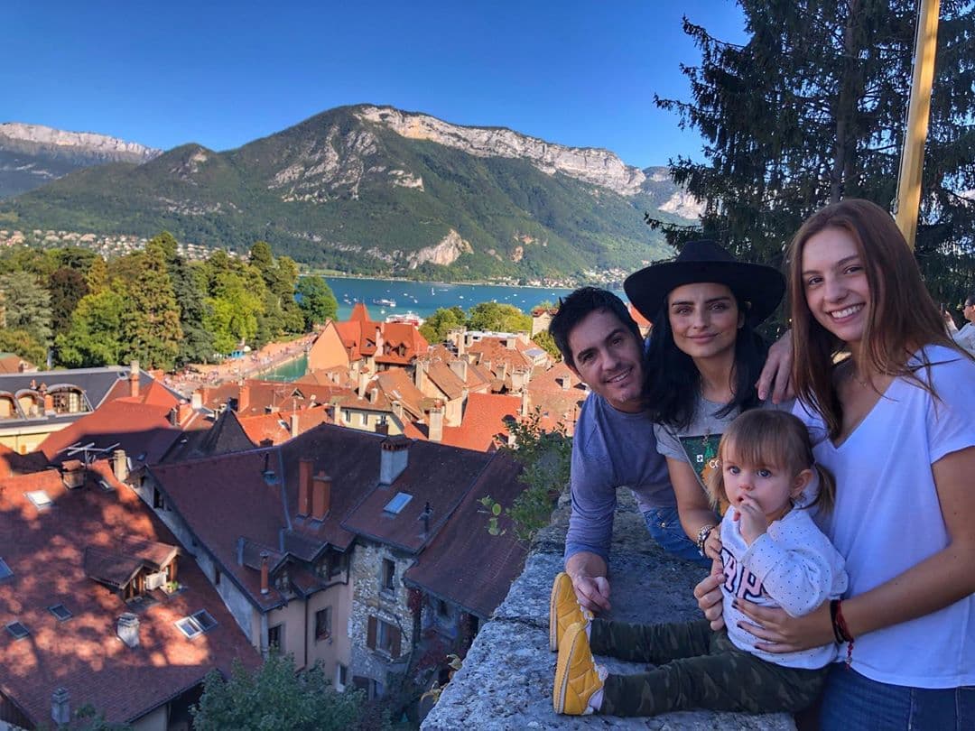 Además de destacar que no se separaron por falta de amor, Aislinn Derbez reveló cómo era su relación con su exhijastra Lorenza. "Yo me dediqué a ser su amiga a todo lo que da, al grado de que Mau se enojaba porque decía 'parece que tengo dos hijas, en lugar de una esposa y una hija' porque yo me divertía cañón con Lorenza, nos poniamos a jugar como locas, brincaba, jugaba, tiraba todo con ella y Mauricio se enojaba, (decía) ‘es que parecen niñas las dos, tienes que madurar’, siempre me decía que tenía que madurar", comentó.