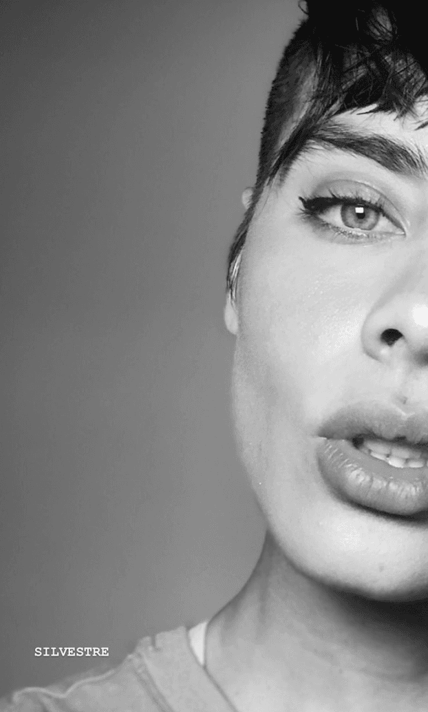 Durante el fin de semana, publicó una foto en la que aparece rapada de ambos lados de su cabeza, conservando solamente el fleco.