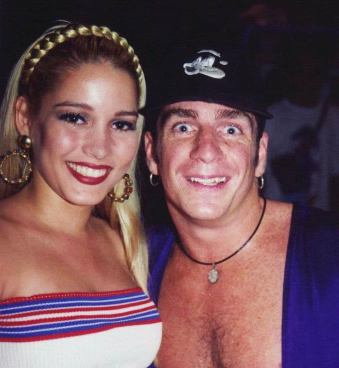 Además de asegurar que se sentía bendecida, pese a los obstáculos que le había puesto la vida, la estrella de la televisión agregó: “Mi madre hoy en su felicitación me dijo que he tenido mucha suerte en la vida... y si! De ser nadie en mi natal Veracruz, empece a conducir a los 15 años, he tenido mucho aprendizaje y las cosas que llegaron fácil, fácil se fueron... muchos momentos maravillosos, estudiando muchísimo y madurando…”