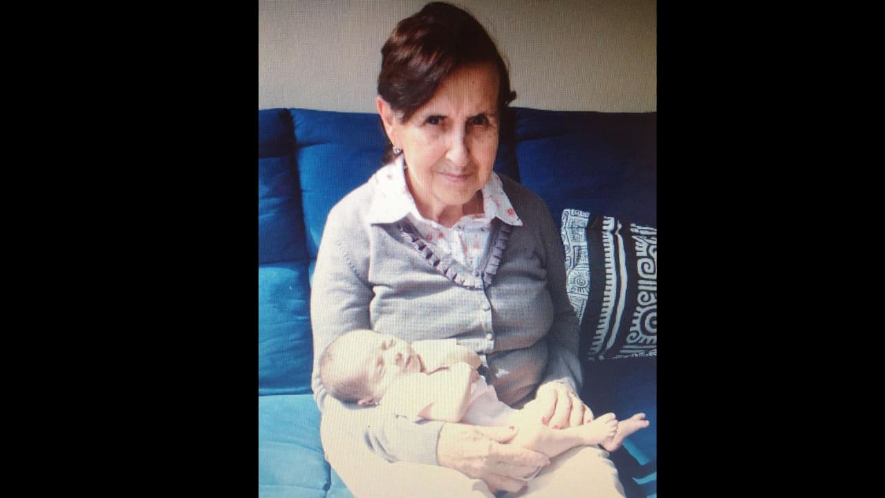 Laia junto a su abuela materna, quien falleció a los pocos días de que se tomara esa foto.