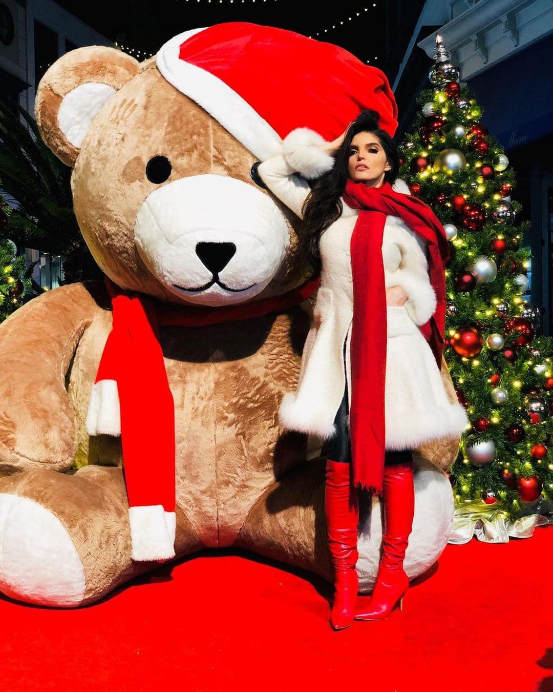 Ana Bárbara impacta con su árbol de Navidad, decorado con muñecos de peluche y un tren