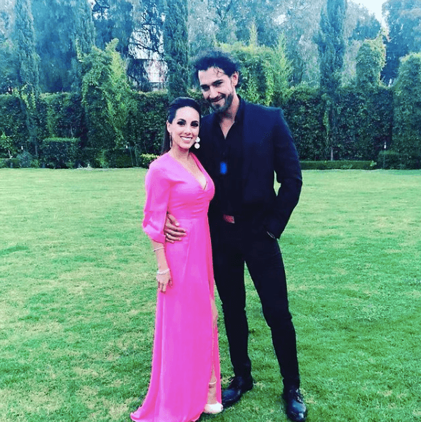 “Yo tengo nueve años con mi mujer y ha sido el apoyo de toda mi carrera y estamos súper pegados, ahorita por estas situaciones -pandemia de la Covid-19- no podemos estar, pero la amo”, explicó sobre su situación amorosa. Pero, ¿quién es la dueña de su corazón? Conócela a continuación.