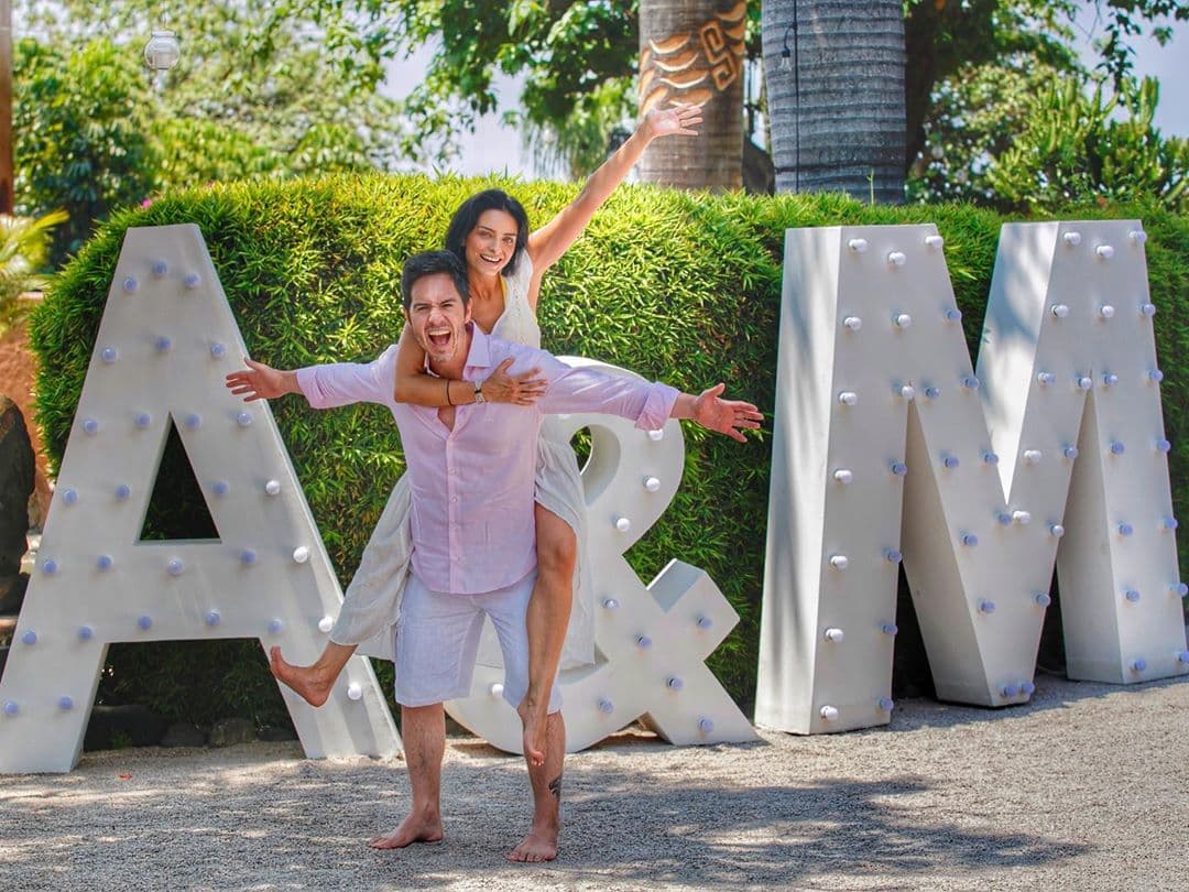 El 28 de mayo de 2016, la pareja formalizó su relación y se dieron el ‘Sí acepto’ en una íntima ceremonia en Tepoztlán, Morelos, a la que acudieron 100 invitados entre amigos y familiares.