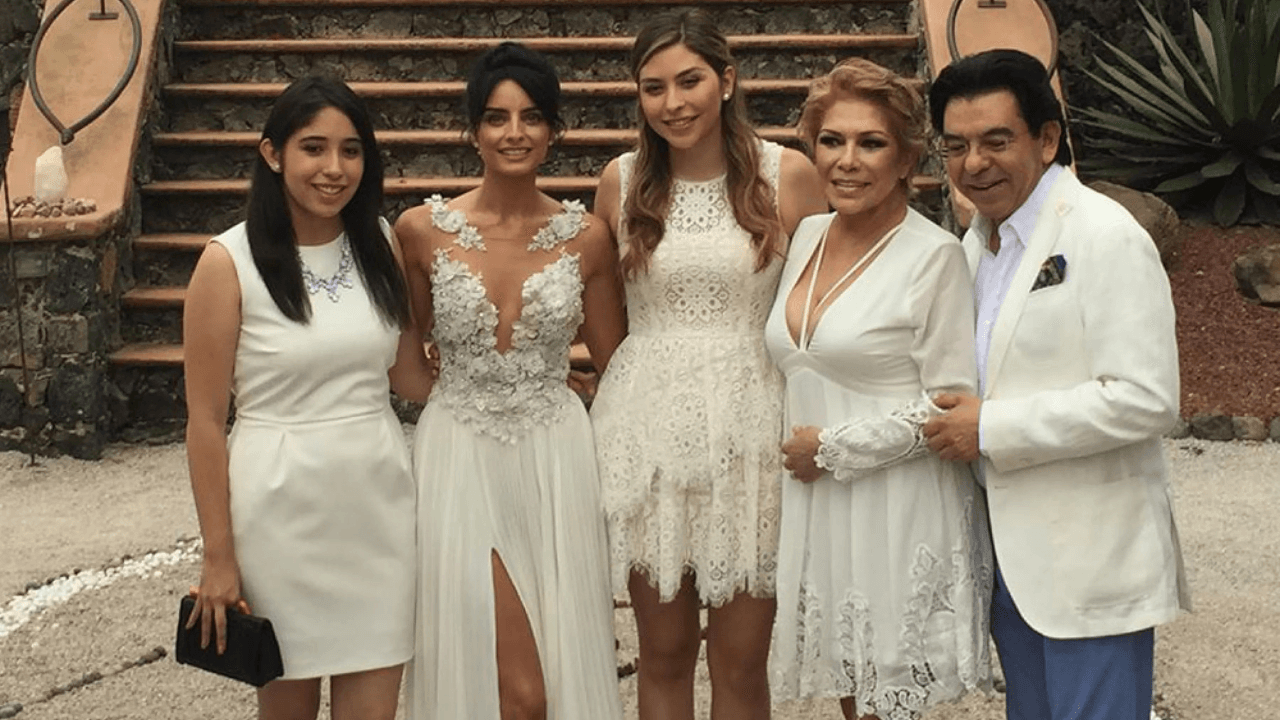 Antes de morir, mamá de Aislinn Derbez se separó de famoso conductor; revelan fuertes detalles del divorcio