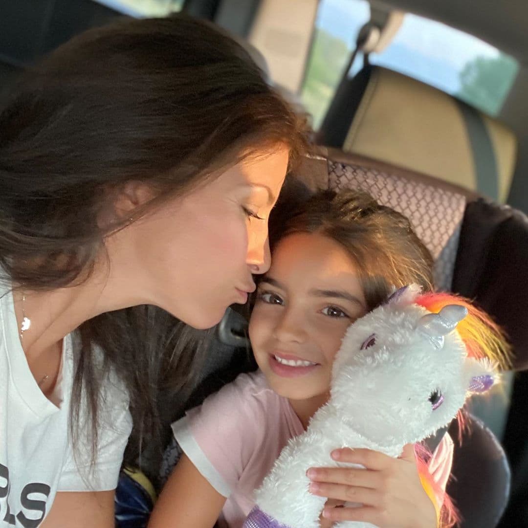 Pero no fue la única ocasión que Aitana Derbez robó miradas, horas antes se convirtió en la modelo preferida de su mamá, quien compartió tiernas imágenes de su primogénita.