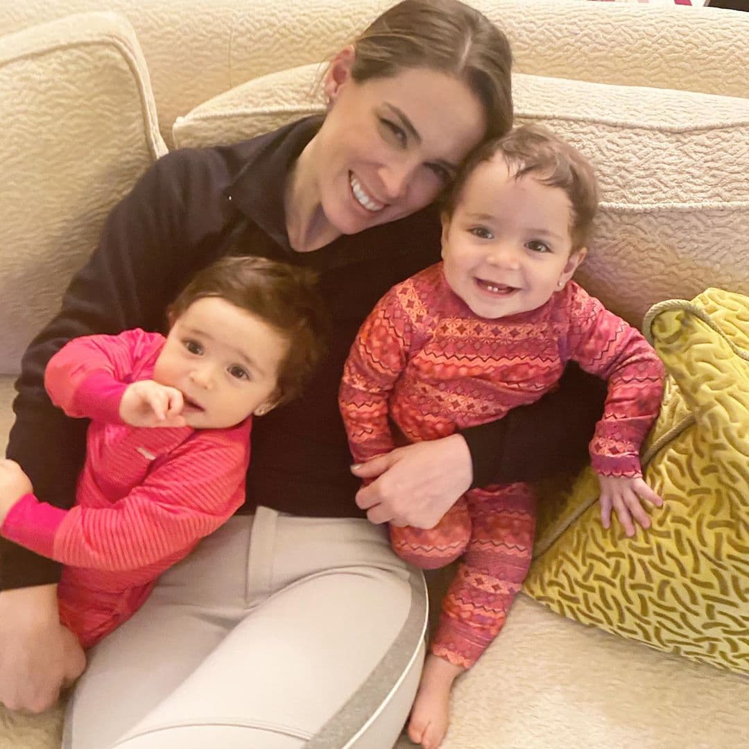 Este viernes 20 de diciembre, Jacky Bracamontes celebra el primer cumpleaños de sus mellizas, Emilia y Paula, por lo que te mostramos cómo han cambiado las más pequeñas de la familia Fuentes Bracamontes.