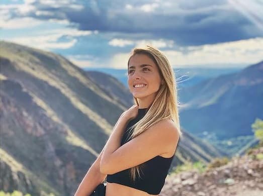 Michelle Renaud deja sin aliento al exhibirse, como pocas veces, con arriesgado escote