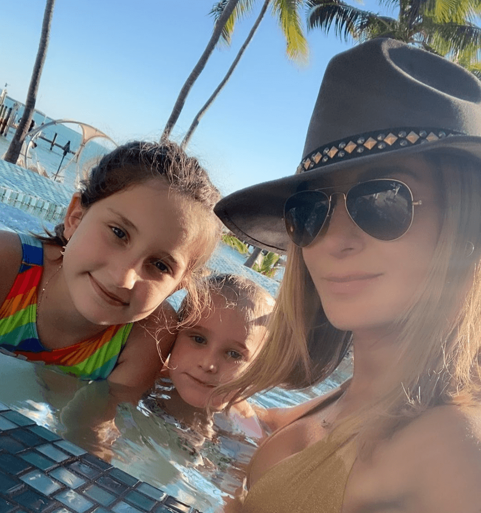 Geraldine Bazán presume los logros de sus hijas; se graduaron sus dos 'mosqueteras'