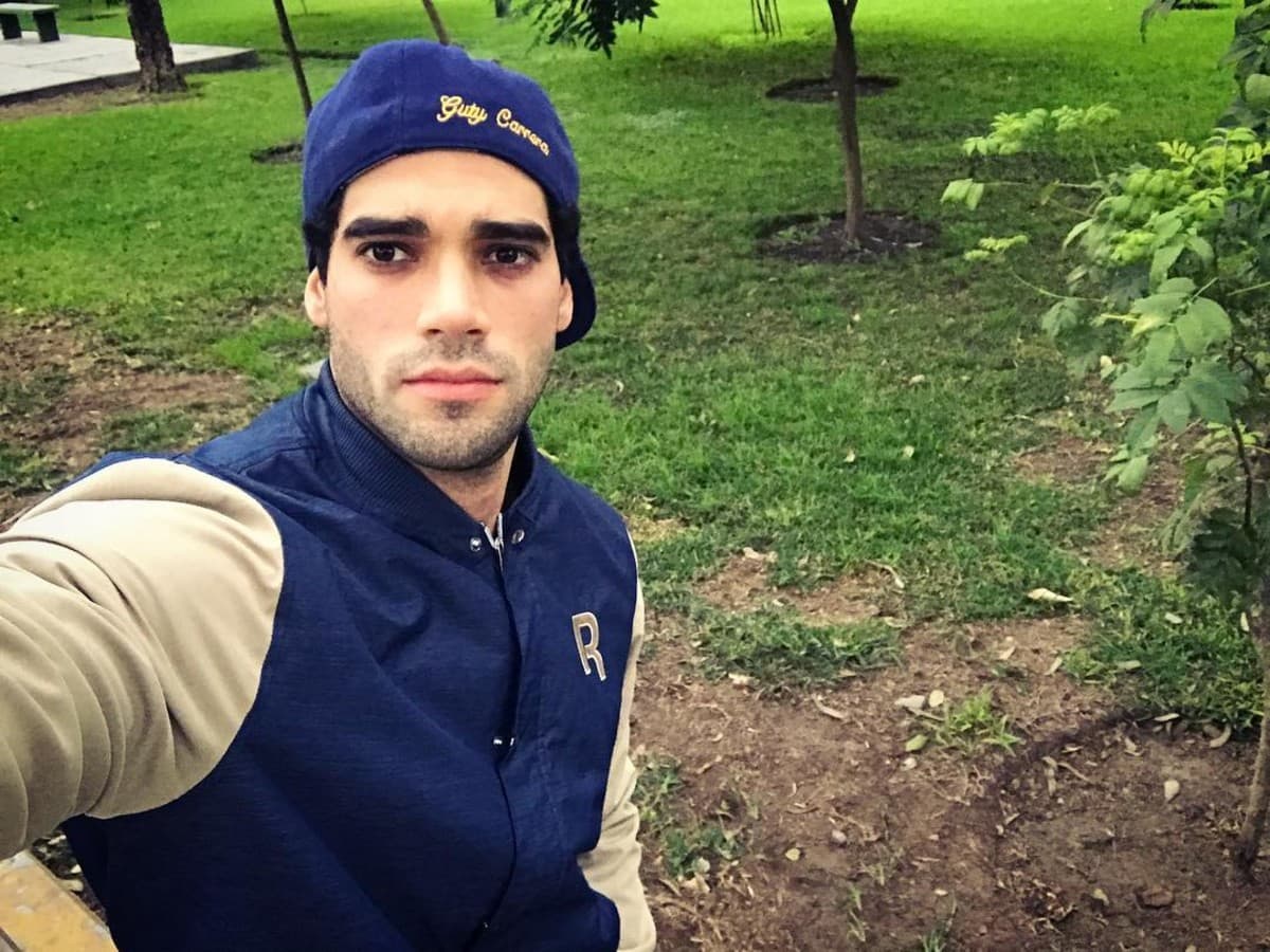 Desde pequeño mostró gran interés en el mundo de las artes escénicas por lo que estudió locución, canto y actuación. Sin embargo, fue el modelaje lo que terminó acaparando su atención.