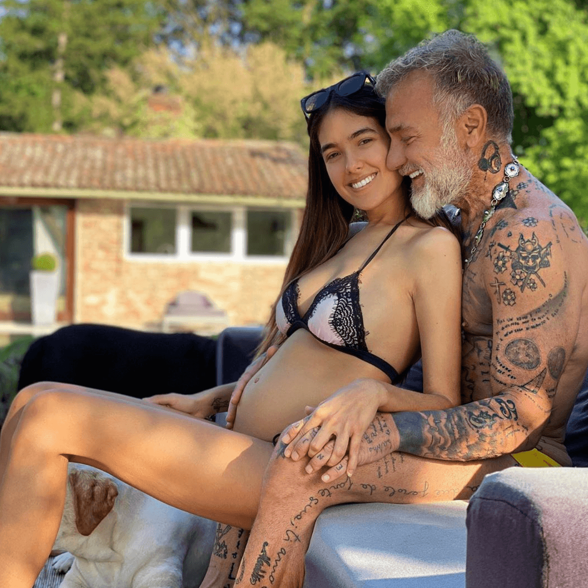 El multimillonario más famosos de Internet, 
<b>Gianluca Vacchi </b>será padre por primera vez a sus 52 años de edad. Su pareja Sharon Fonseca es una modelo de 25 años de edad. Recientemente, dieron a conocer la noticia; se desconoce el mes en el que nacerá su retoño.