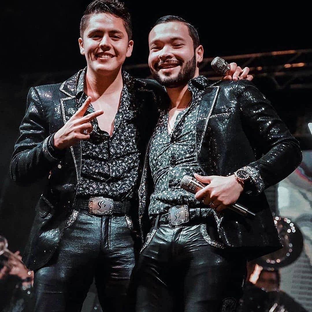 Banda Los Sebastianes comparte emotivo momento con seguidora