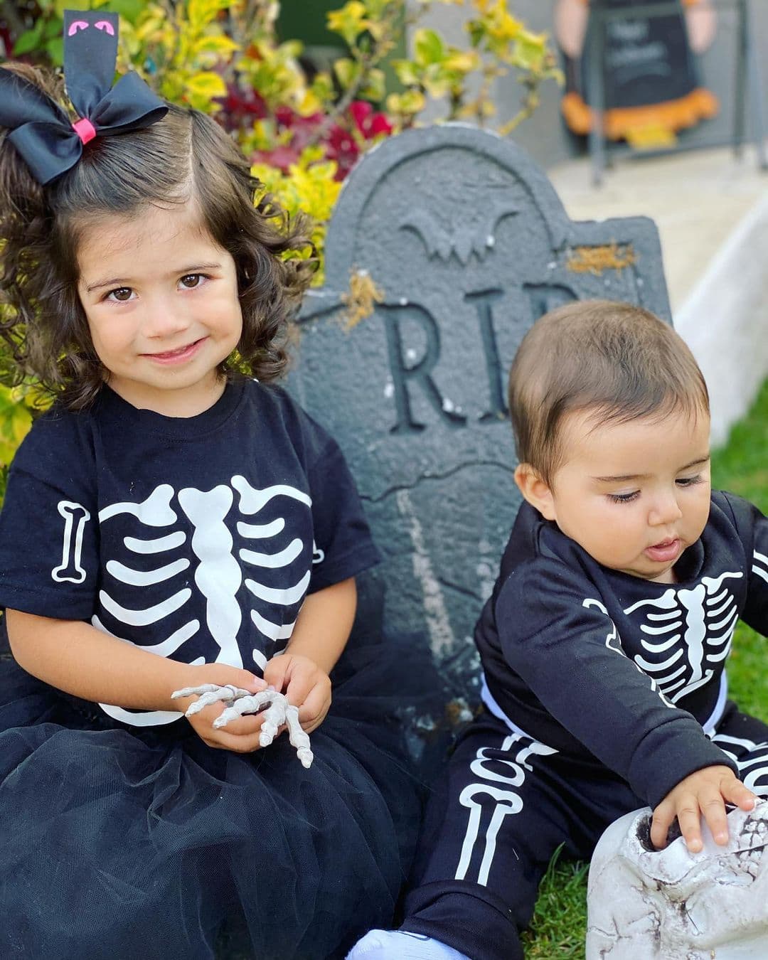 "Mis calaquitas", escrubió Fátima Torre junto al retrato con el que presumió los looks que eligió para sus hijos, Isabella y Diego.