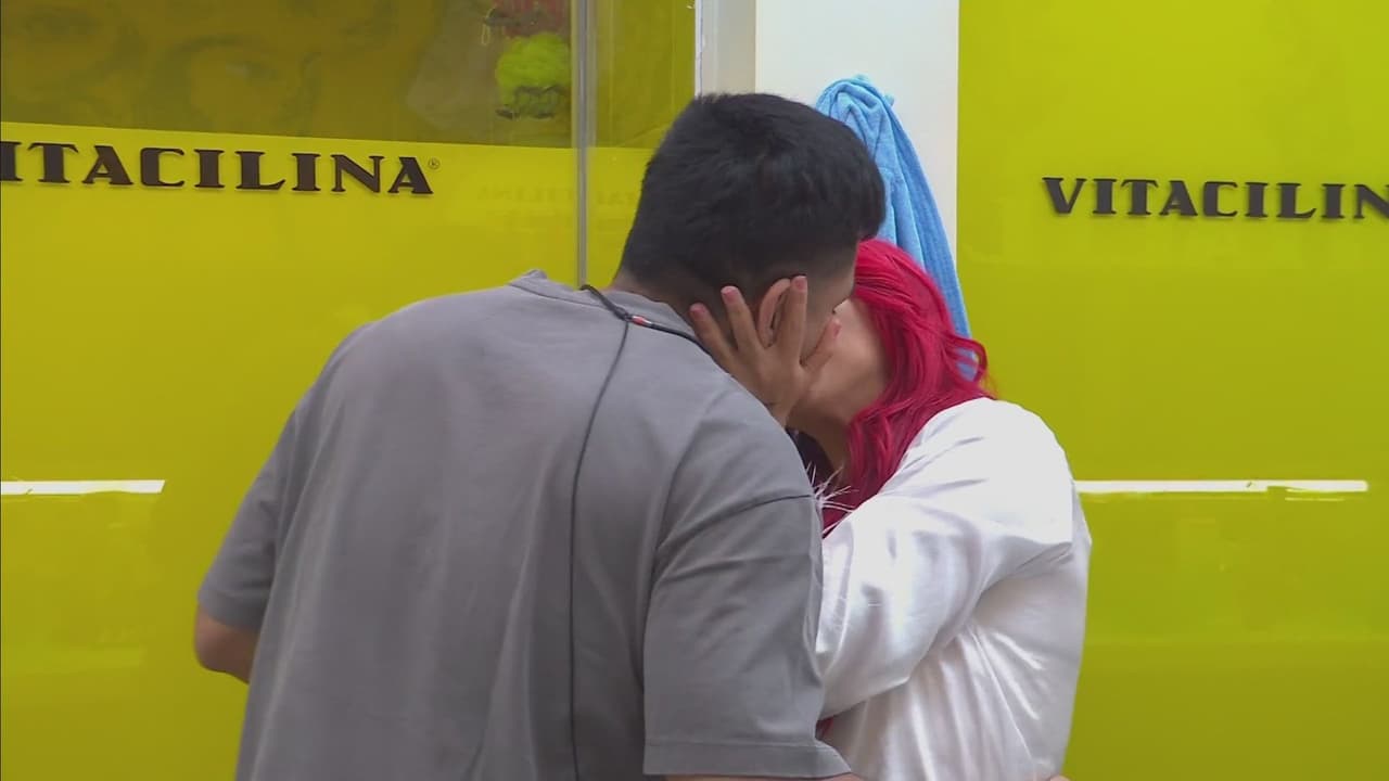 Flor y Ese se besan otra vez.