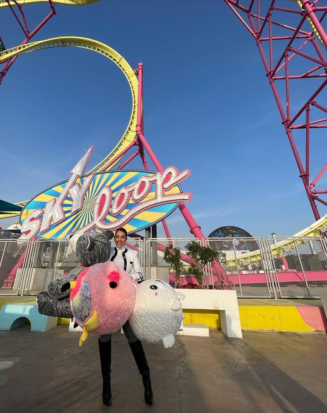 Georgina Rodríguez se pasea en parque de diversiones ¡con botas de 20 mil pesos!