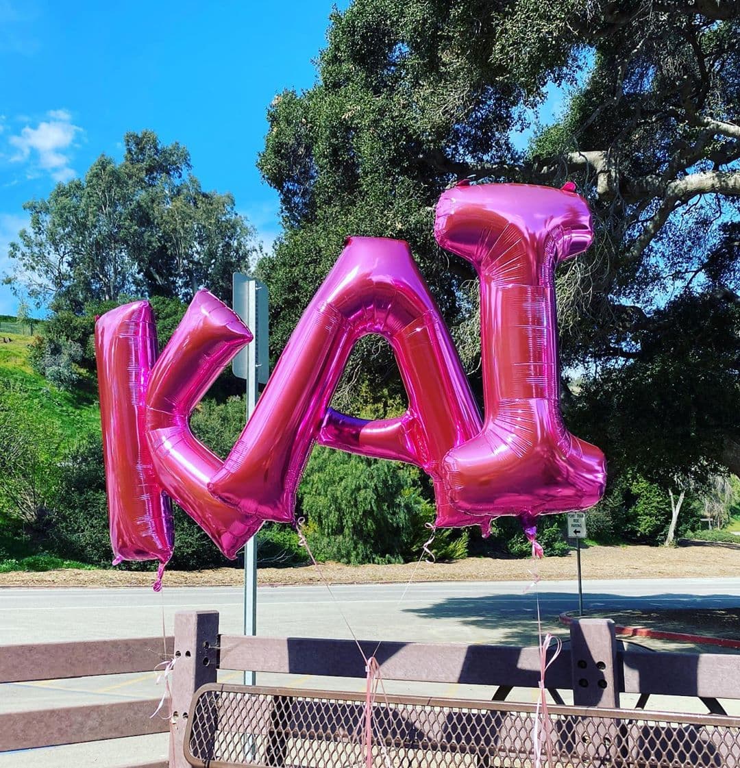“Que no pare la fiesta. ¡¡Pura diversión con esta chamacona!! #Felices2 #teamamoskai”, expresó el actor junto a varios emojis de globos y pastel de cumpleaños.