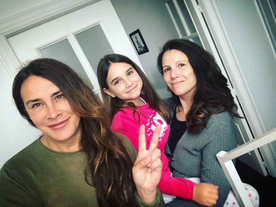 “Llevamos casi 30 años juntas, somos parte la una de la otra porque hemos crecido juntas, venimos de un barrio obrero digamos, no bajo, pero sí de clase media de España”, comentó la actriz de telenovelas como Hasta el fin del mundo, Una familia con suerte y Llena de amor a un programa de espectáculos en enero de 2020.