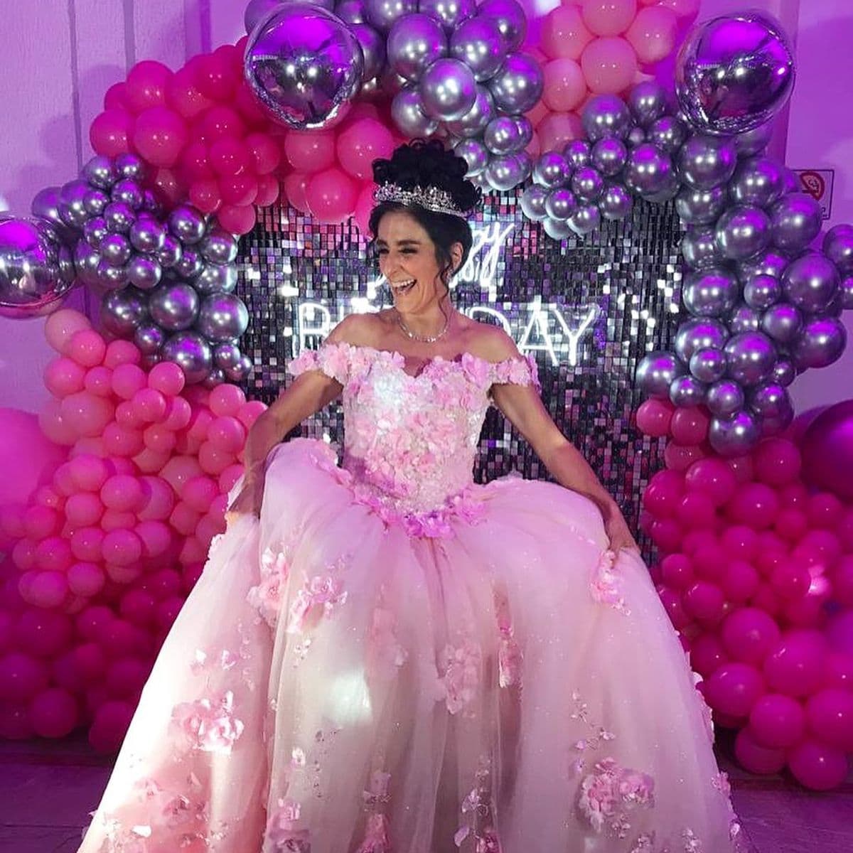 Bárbara Torres: así fue el extravagante vestido que usó en sus XV años