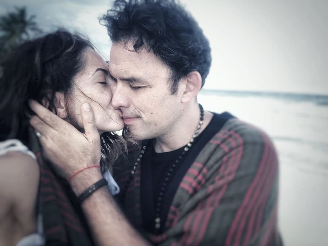 Bárbara Mori presume su amor por Fernando Rovzar con foto de beso y romántica dedicatoria
