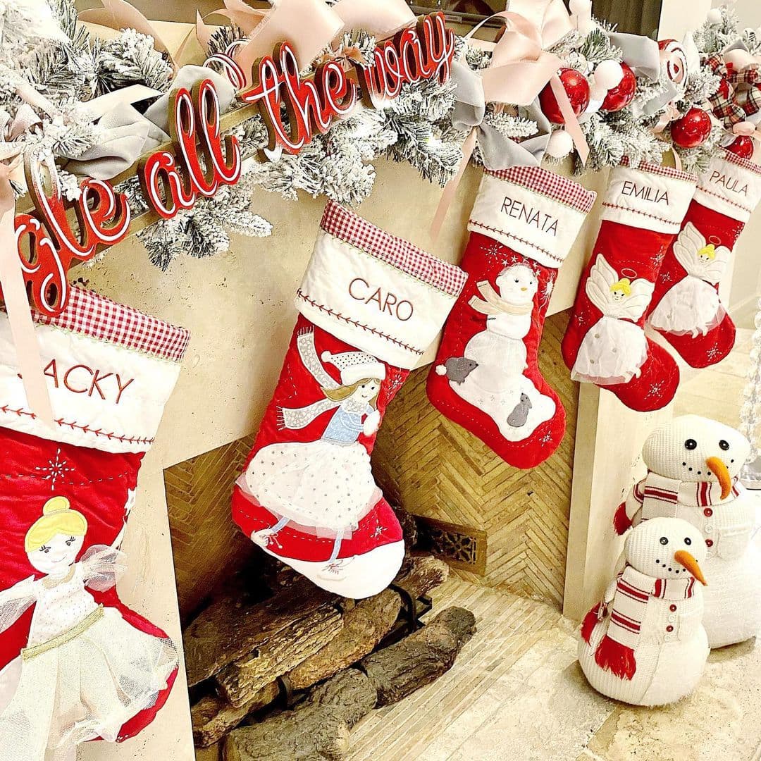 En la chimenea también colocó letreros navideños y las tradicionales botas con los respectivos nombres de sus hijas, mientras que debajo hay un par de muñecos de nieve.