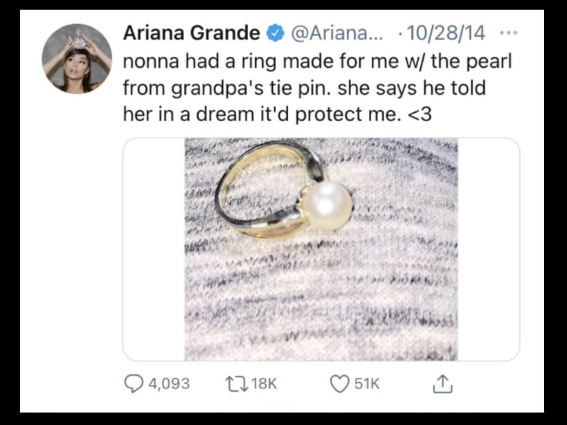“Nonna hizo que me hicieran un anillo con la perla del alfiler de corbata del abuelo. Ella dice que él le dijo en un sueño que me protegería”, escribió en Twitter Ariana Grande en 2014.